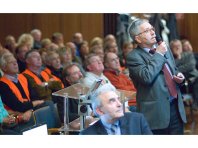 &quot;Lärm macht krank&quot;: Prof. Frank Wilke (r.) und Prof. Dr. med. Eberhard Greiser in der gut gefüllten Aula Hacheney. (Foto: Pollkläsener) (Iris-MEDIEN)